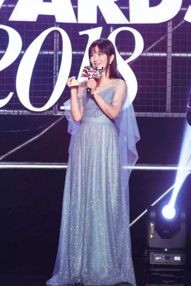 謝娜一襲仙女裙亮相活動,驚艷眾人!但未修圖曝光後,大家沉默了~~~【OMG】
