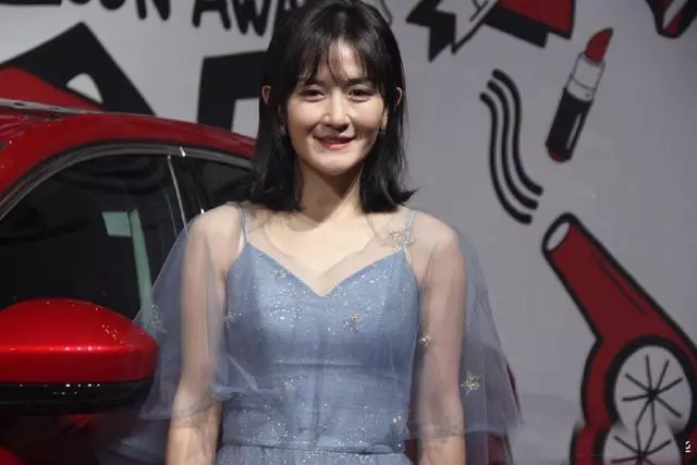 謝娜一襲仙女裙亮相活動,驚艷眾人!但未修圖曝光後,大家沉默了~~~【OMG】
