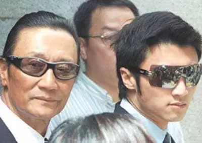 71歲鄭少秋與81歲謝賢對比,這差距還真大,網友:他竟還沒老!