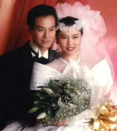 71歲鄭少秋與81歲謝賢對比,這差距還真大,網友:他竟還沒老!