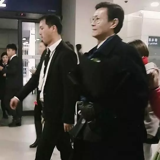 71歲鄭少秋與81歲謝賢對比,這差距還真大,網友:他竟還沒老!