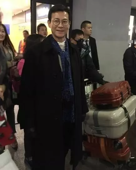71歲鄭少秋與81歲謝賢對比,這差距還真大,網友:他竟還沒老!
