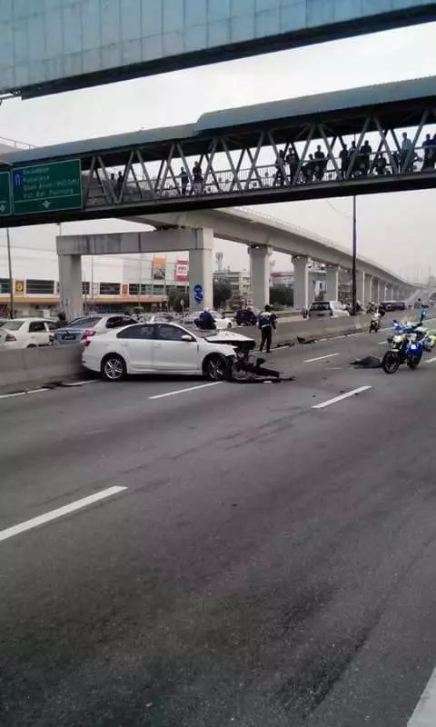 【今早恐怖死亡車禍】羅釐與轎車猛撞司機重傷及一名華裔青少頭部爆裂當成身亡【內有視頻】