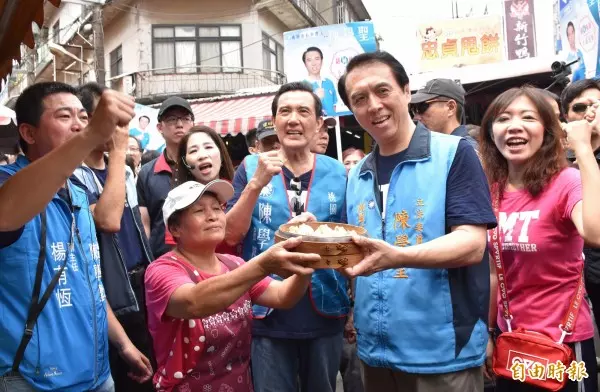 馬英九挑園輔選 大湳市場掃街攤商高呼「選總統」