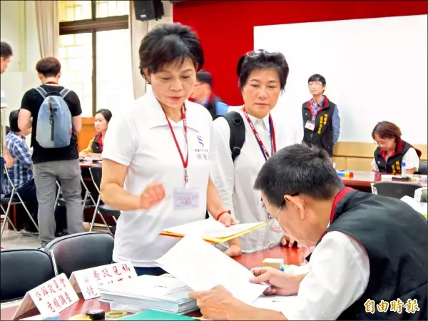 馬英九挑園輔選 大湳市場掃街攤商高呼「選總統」
