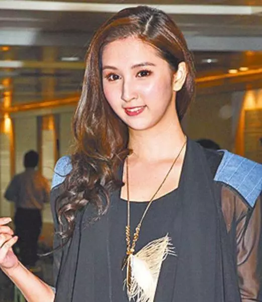 因家裡破產跟81歲富豪相戀,現今29歲美若天仙,卻無人敢娶!