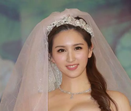因家裡破產跟81歲富豪相戀,現今29歲美若天仙,卻無人敢娶!