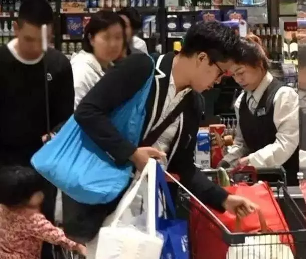 霍啟剛陪郭晶晶逛超市超有愛,霍啟剛付錢時動作讓無數男人慚愧!