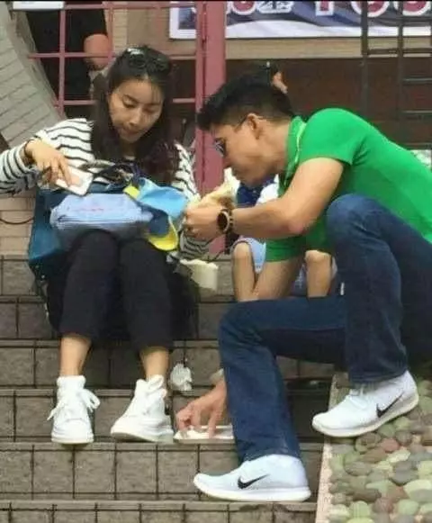 霍啟剛陪郭晶晶逛超市超有愛,霍啟剛付錢時動作讓無數男人慚愧!