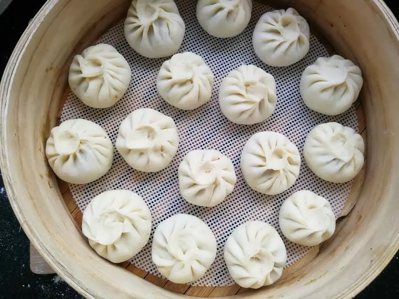 教你做皮薄餡兒大的小籠包,3兩面做16個,連吃3天都不膩!