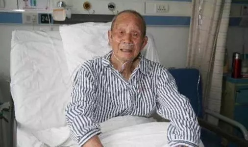 老漢去世留下30萬,兒媳天天試密碼,孫女幾個字讓夫婦二人愣住了