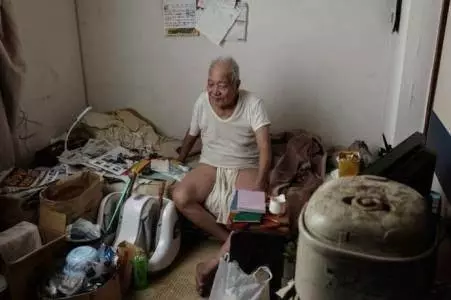 老漢去世留下30萬,兒媳天天試密碼,孫女幾個字讓夫婦二人愣住了