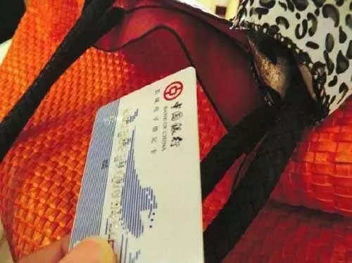 老漢去世留下30萬,兒媳天天試密碼,孫女幾個字讓夫婦二人愣住了