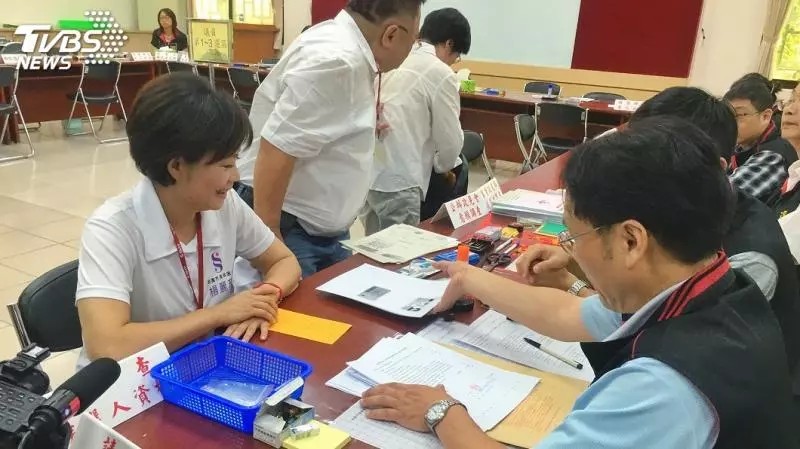 楊麗環完成登記手續 矢言堅持參選到底