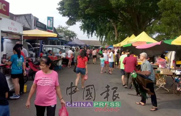 中國大媽搶灘還霸位 小販怒斥太囂張