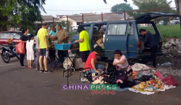 中國大媽搶灘還霸位 小販怒斥太囂張