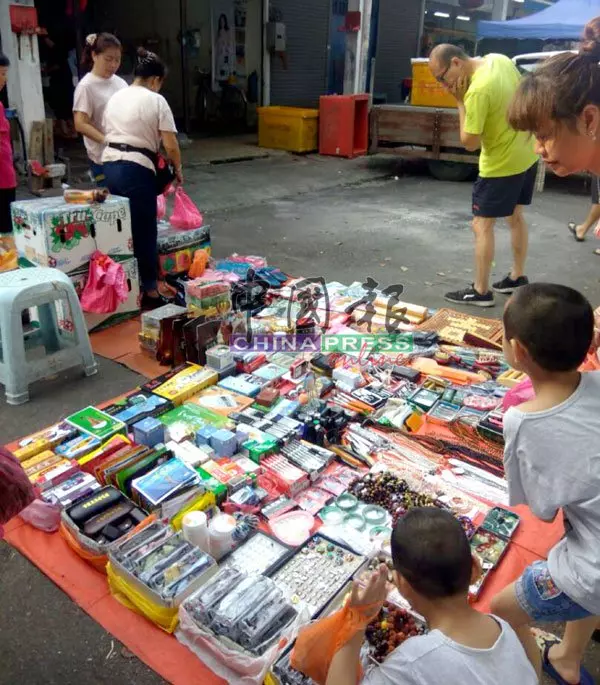 中國大媽搶灘還霸位 小販怒斥太囂張