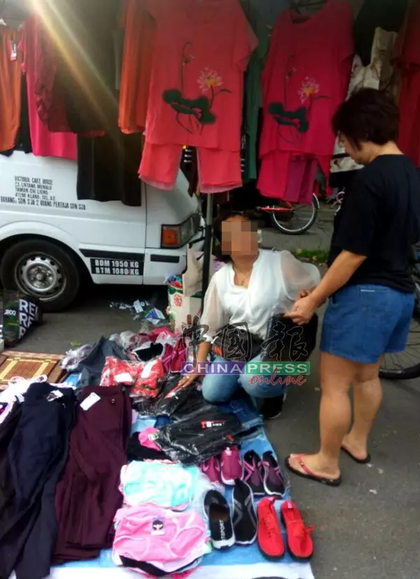 中國大媽搶灘還霸位 小販怒斥太囂張