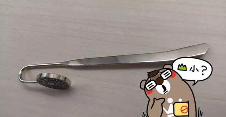 女交換生在離別前送了「彎曲鐵鉤」當紀念…他不解!內行網友揭:她在暗示你!