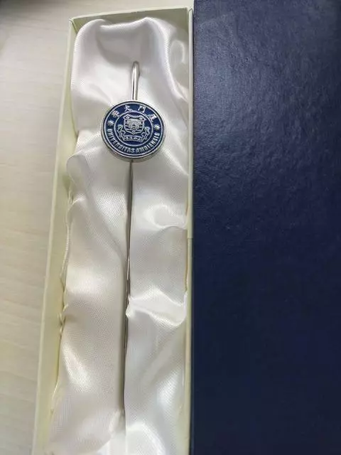 女交換生在離別前送了「彎曲鐵鉤」當紀念…他不解!內行網友揭:她在暗示你!