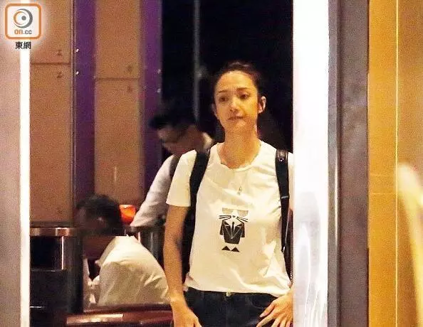 TVB花旦真性情,逛街素顏不化妝毫無顧忌,一人逛街完全沒明星氣~~~