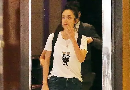TVB花旦真性情,逛街素顏不化妝毫無顧忌,一人逛街完全沒明星氣~~~