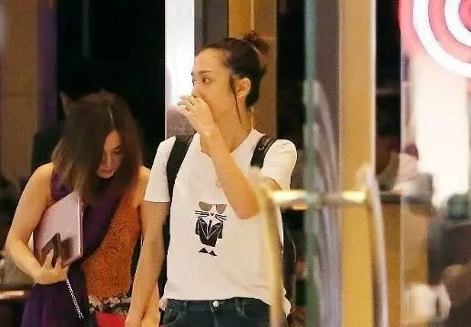 TVB花旦真性情,逛街素顏不化妝毫無顧忌,一人逛街完全沒明星氣~~~