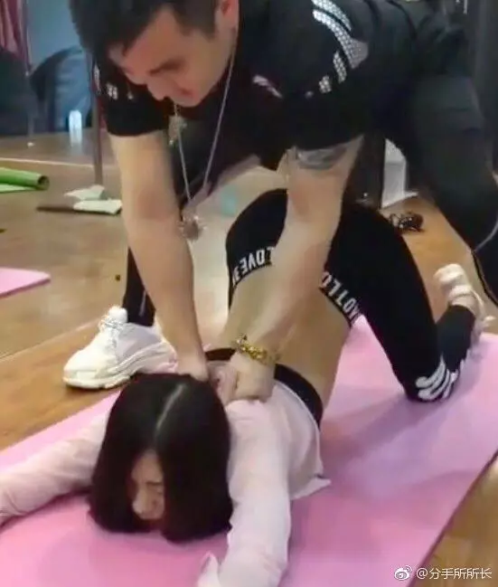 見女友練瑜珈「姿勢不雅」!男友怒分手 她委屈哭訴…眾人全歪