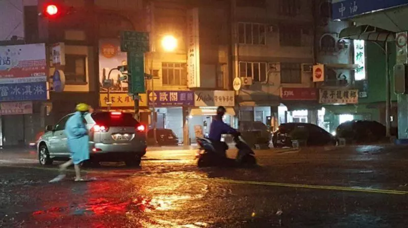 半夜暴雨狂炸!高雄市民不敢睡怒喊「市長快起床!」