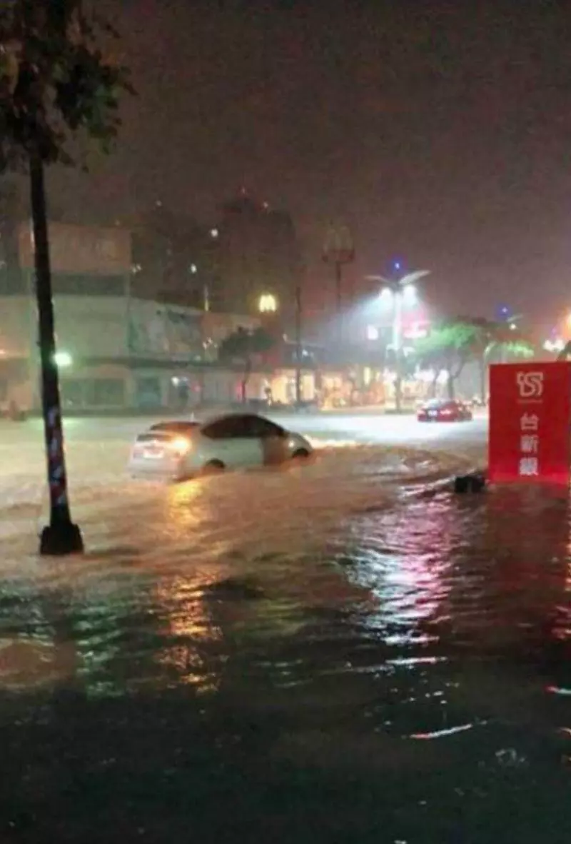 半夜暴雨狂炸!高雄市民不敢睡怒喊「市長快起床!」