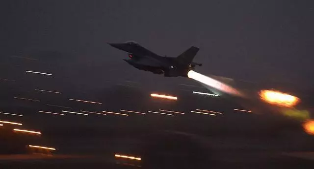 空襲凌晨開始!美軍事行動打響?劇烈爆炸火光沖天,敘基地被炸平