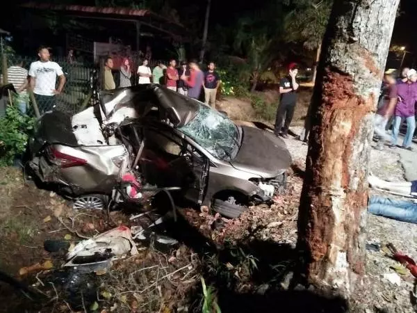 轎車失控撞樹再墜溝,整輛車毀不成形!4好同事3死1傷!
