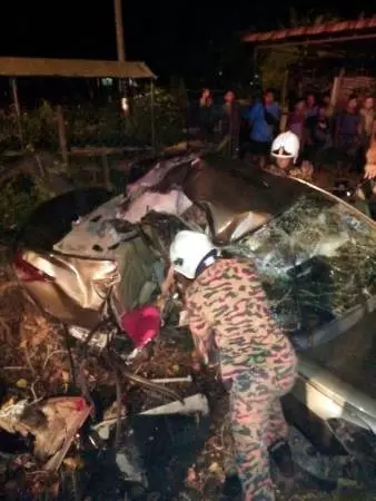 轎車失控撞樹再墜溝,整輛車毀不成形!4好同事3死1傷!