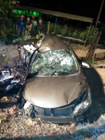 轎車失控撞樹再墜溝,整輛車毀不成形!4好同事3死1傷!
