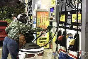 轎車失控撞樹再墜溝,整輛車毀不成形!4好同事3死1傷!