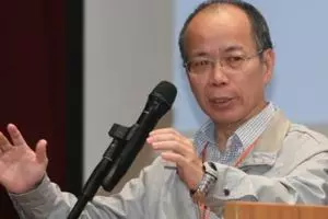 轎車失控撞樹再墜溝,整輛車毀不成形!4好同事3死1傷!