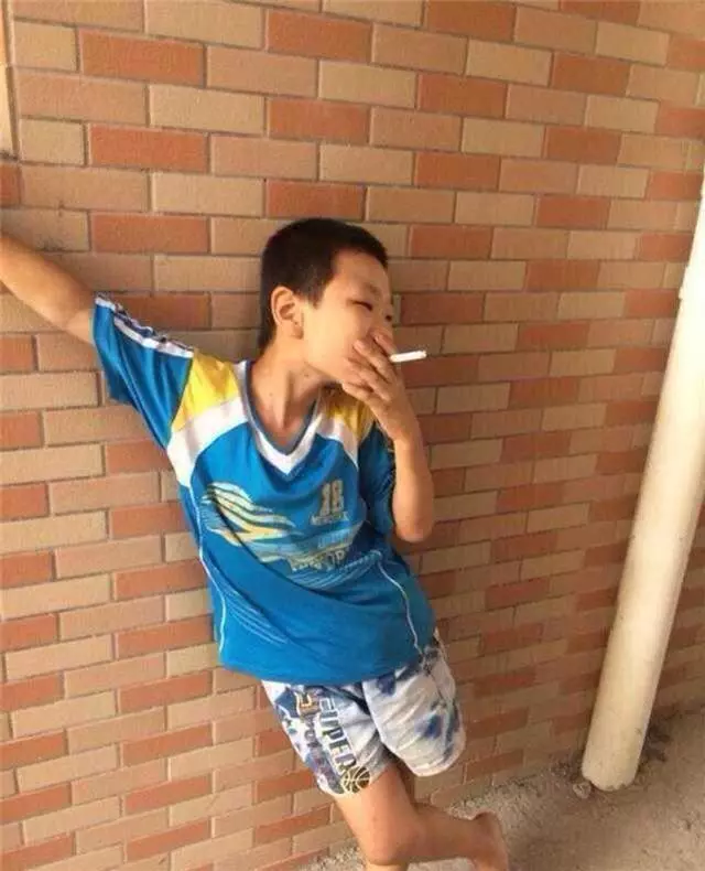 霸氣小屁孩學大人抽菸!被父母抓到後他的下場讓網友笑翻了!最後一張太殘忍了吧!