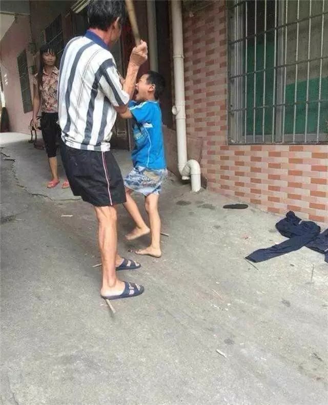 霸氣小屁孩學大人抽菸!被父母抓到後他的下場讓網友笑翻了!最後一張太殘忍了吧!