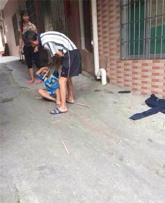 霸氣小屁孩學大人抽菸!被父母抓到後他的下場讓網友笑翻了!最後一張太殘忍了吧!