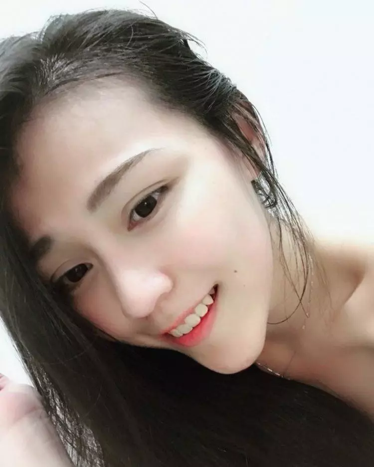 一個人在家驚悚 門鎖被打開!正妹曬「素顏+蜜大腿」 眾人狂歪:我保護妳(9P)