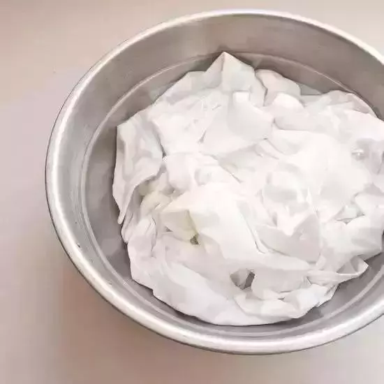 「實用」白衣服發黃千萬別扔,只要用點這東西,比新買的還白!
