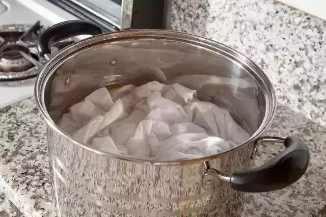 「實用」白衣服發黃千萬別扔,只要用點這東西,比新買的還白!