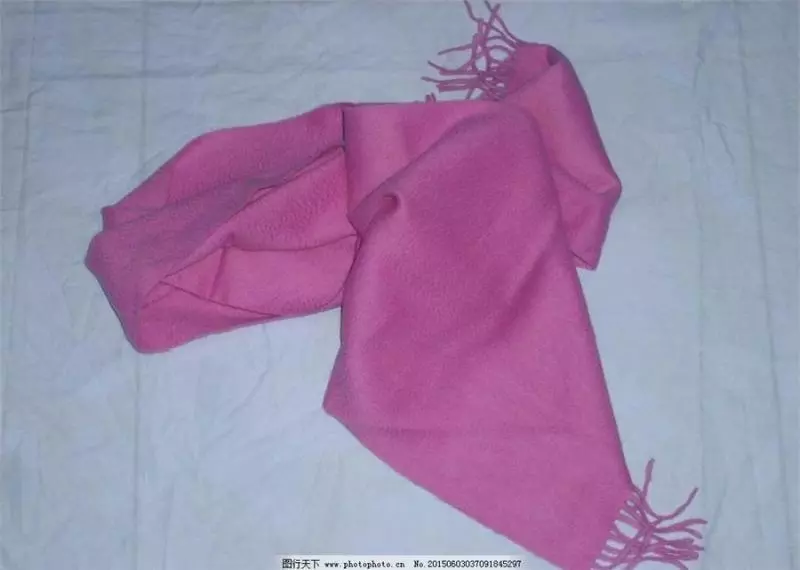 清潔工父親到公司找女兒,女兒百般嫌棄,老闆看見後含淚跪下