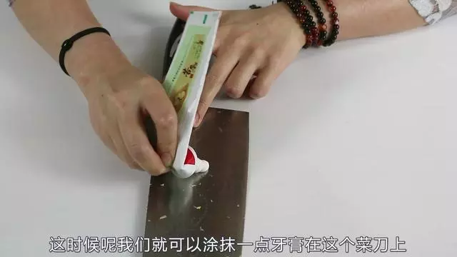 把牙膏塗抹在腳底,還有這作用?可惜很多人都不知道,學起來吧