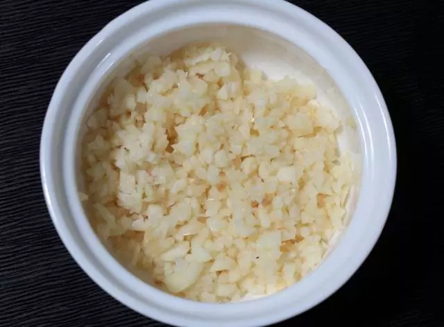 吃蒜泥你還在用搗蒜器?一個塑料瓶1分鐘做1大碗,快捷方便