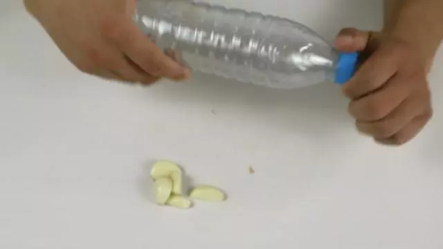吃蒜泥你還在用搗蒜器?一個塑料瓶1分鐘做1大碗,快捷方便