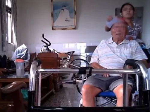 【網友看到發火了!】女看護對80歲老伯拳打腳踢!過程視頻全曝光!快看視頻!