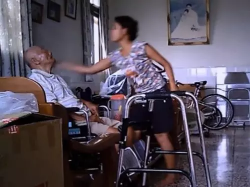 【網友看到發火了!】女看護對80歲老伯拳打腳踢!過程視頻全曝光!快看視頻!