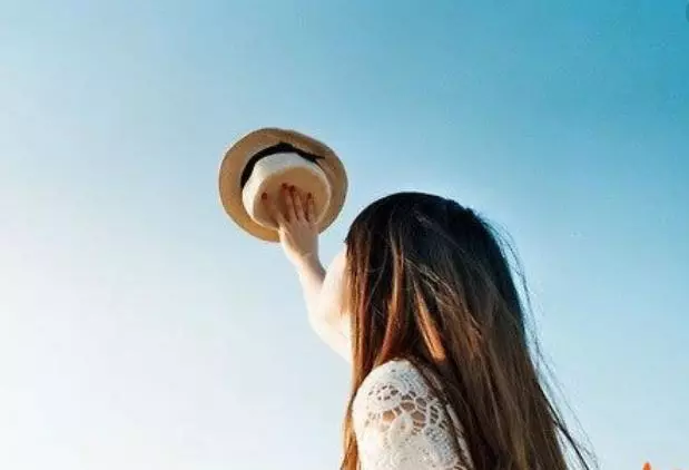 男生偷偷暗戀你的5個行為,你的他占幾條?