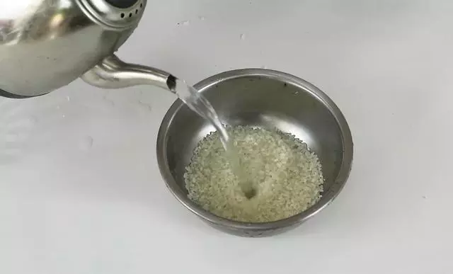 每次煮飯都要留下一碗水,原來有這麼多的好處,既省錢又實用